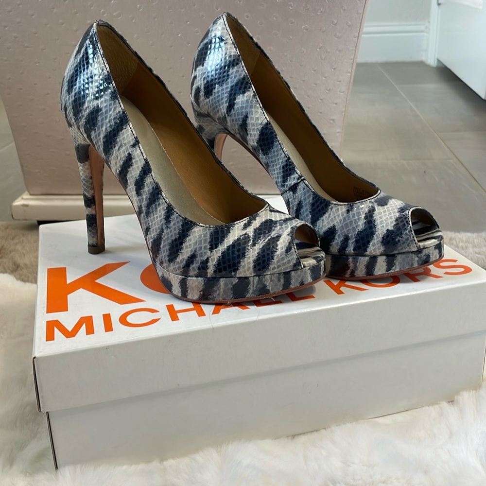 Kors Michael Kors 4.75” blue snake print heels